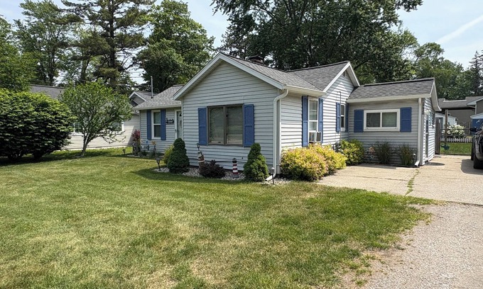 Ferrysburg Casa | Tastefully decorated, cozy, three bedroom fully equipped cottage in Spring Lake.