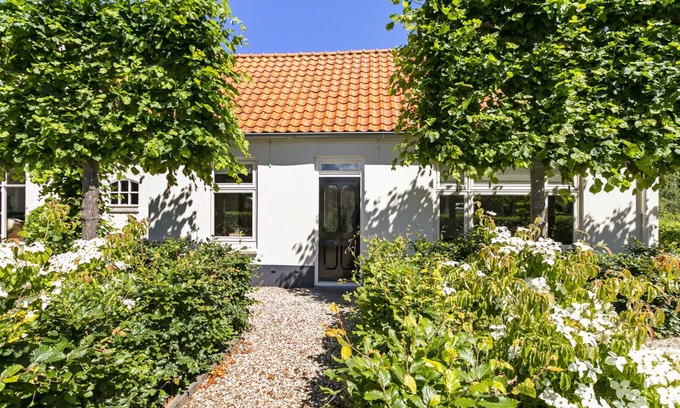 Ouddorp Casa | Tastefully decorated holiday home with an outdoor kitchen in Ouddorp, close to the beach and the sea.