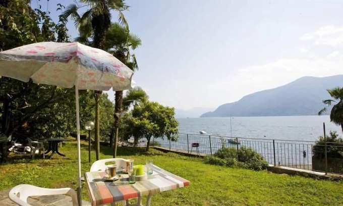 Tronzano Lago Maggiore Apartamento | Amueblado con buen gusto apartamento de 1 dormitorio con vistas al mar y la playa Jardín