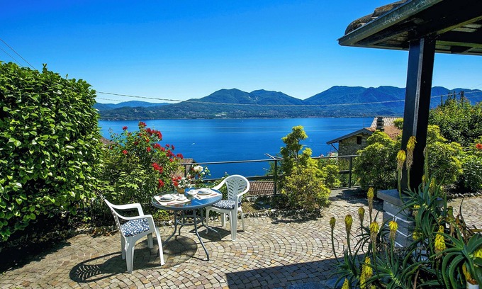 Barbe Superiore Apartamento | Apartamento de 2 habitaciones amueblado con buen gusto con terraza y pérgola de kiwi