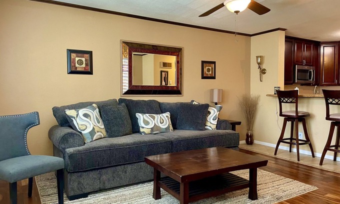 University City Condominio | Amueblado con buen gusto y ubicado en el centro de La Jolla UTC con piscina y jacuzzi