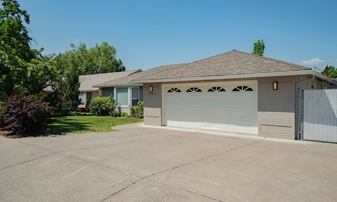 Medford Casa | Tastefully remodeled 3 bedroom 2 bath home with large private back yard