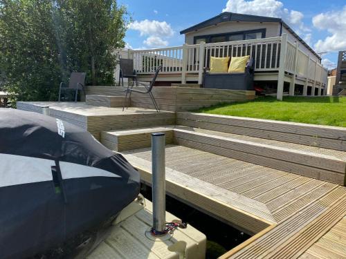 Tattershall Complejo | Tattershall Lakes Jet Ski Lake 3 Bedroom Cabin with Private jet ski dock
