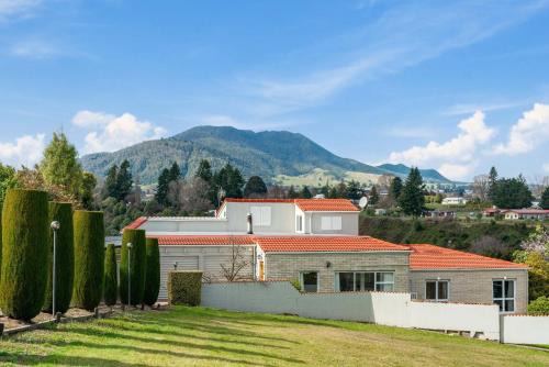 Taupo Casa | Tauhara Views - Lake Taupo Holiday Home