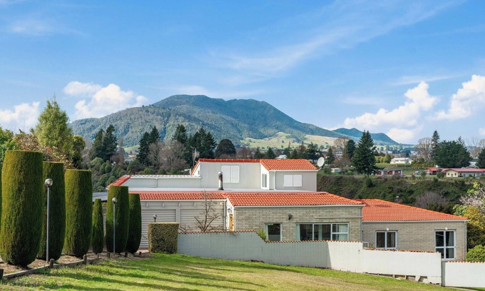 Taupo Casa | Tauhara Views - Lake Taupo Holiday Home