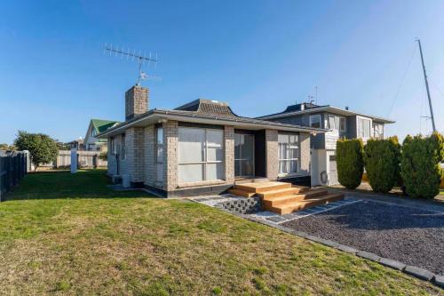 Two Mile Bay Casa | Taupo Escape! - 7 Min Walk to the Lake and Sail Club