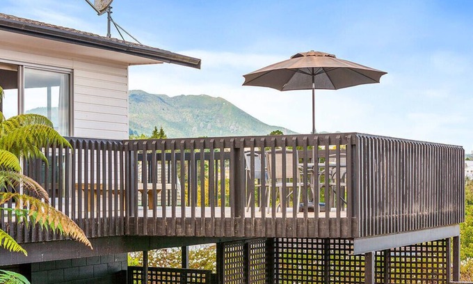Taupo Casa | Taupo Panorama - Lake Taupo Holiday Home