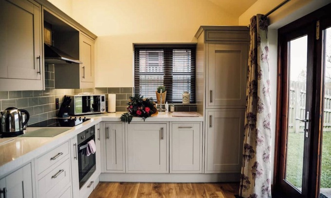 Yoxall Cabaña | Tawny Cottage, luxurious and spacious rural haven