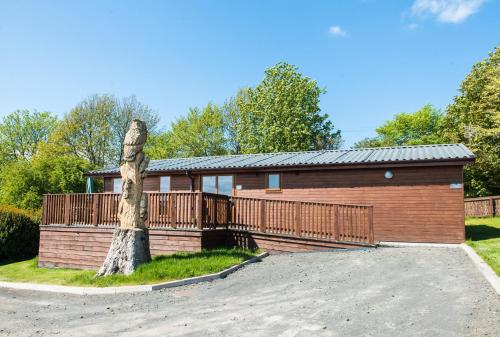 Cupar Chalet De Esquí | Tawny Lodge with Hot Tub