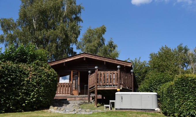 Rhayader Cabaña | TAWNY OWL LODGE, pet friendly, with hot tub in Rhayader
