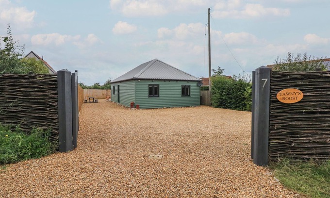 Ringstead Casa | TAWNY'S ROOST, pet friendly, with a garden in Snettisham