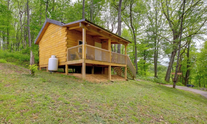 Southern Apartamento | Tazewell Cabin Escape w/ Charcoal Grill & Fire Pit