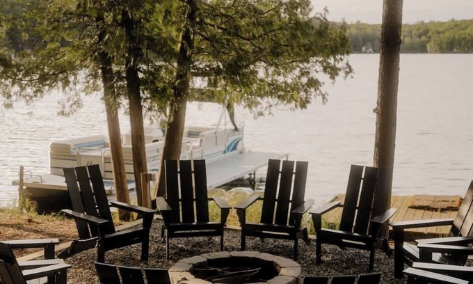 Mayfield Cabina | TC Lake House w/Hot Tub, Pontoon, & Game Room!