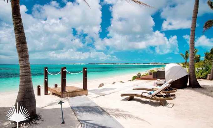 The Bight Casa | Conch Beach Villa 3BR en Grace Bay Beach con toneladas de servicios y piscina!