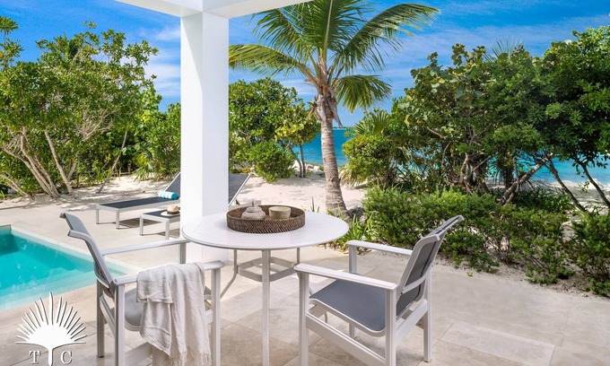 Providenciales Casa | Water Edge Villa en Grace Bay Beach, una escapada romántica a las Islas Turcas y Caicos