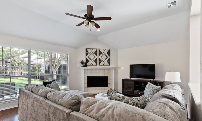 North Central Carrollton Casa | TCH - 3BR/2BA Home in Carrollton - B