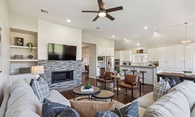 Coppell Casa | TCH - Spacious 5bd/2ba home in Coppell w/Workspace