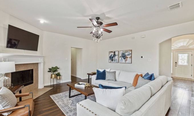 Plano Casa | TCH - Spacious 5bd/3.5ba in Plano with Office