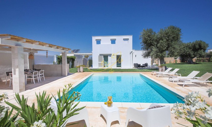 Cozzana Casa | TD Villa Patrizia Pool & Alfresco Kitchen