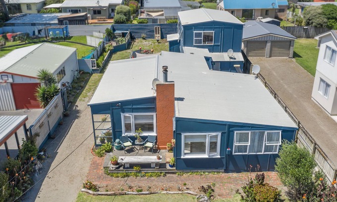 Himatangi Beach Casa | Te Manahuna Pet friendly spacious bach close to the beach