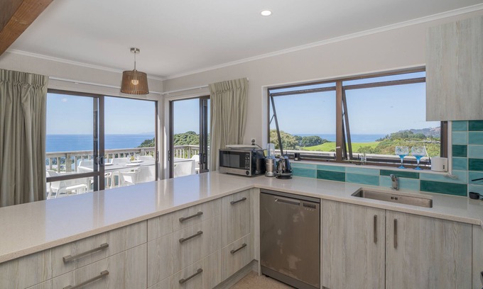 Onemana Casa | TE WHARE WHAKAT? - ONEMANA HOLIDAY HOME, with a garden in Onemana