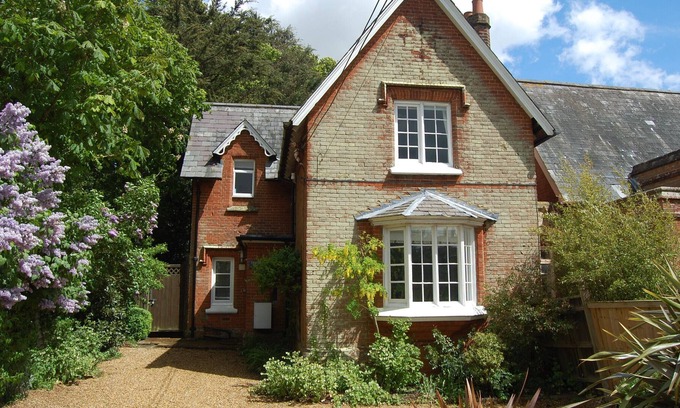 Martlesham Heath Cabaña | TEACHER'S HOUSE, ALDERTON, pet friendly, with a garden in Woodbridge
