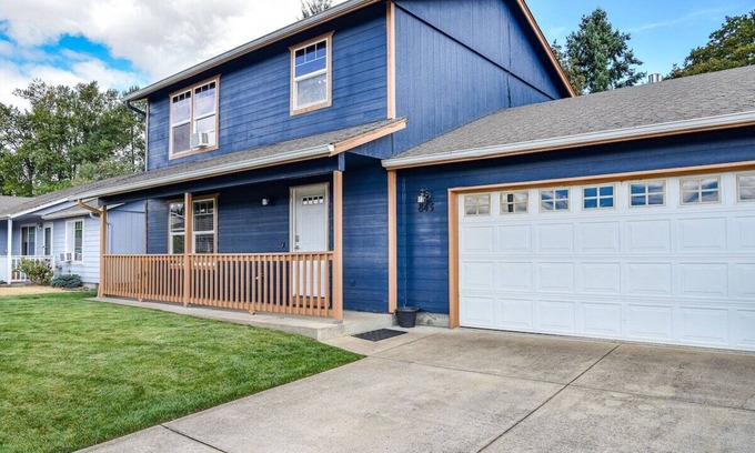Albany Casa | Teak: a Family Home. 5 TVs, backyard, pet friendly