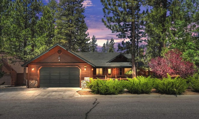 Eagle Mountain Estates Cabina | Teakwood Cozy Wood Cabin with Fireplace