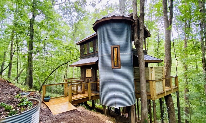 Dahlonega Cabina | Tech Time: Secluded Treehouse Overlooking Creek