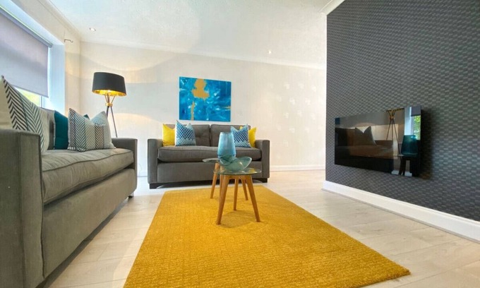 East Kilbride Casa | Telford House - spacious semi-detached 3 bed house