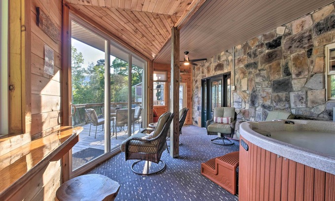 Chattanooga Cabaña | Tenn River Cabin w/ Hot Tub - 10 Mi to Chattanooga