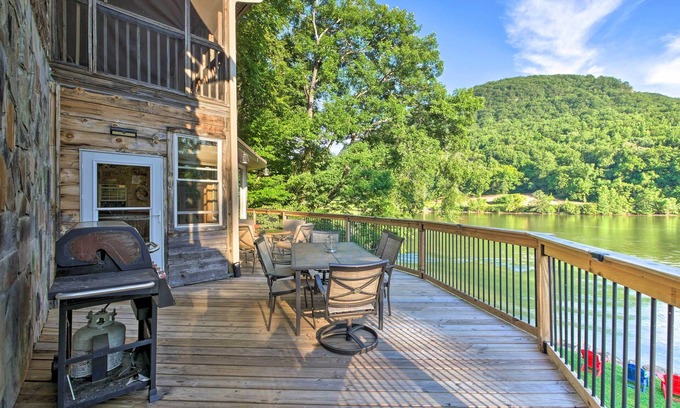 Chattanooga Cabina | Tenn River Cabin w / Hot Tub - 10 millas a Chattanooga!