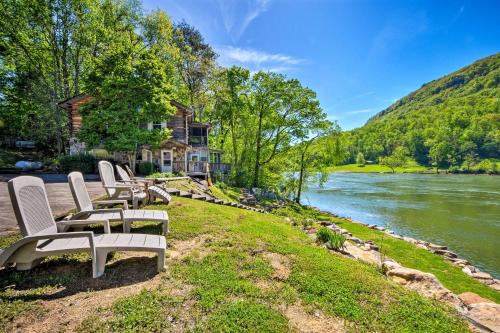 Chattanooga Casa | Tenn River Cabin with Hot Tub - 10 Mi to Chattanooga