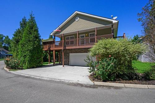 Gatlinburg - Pigeon Forge Casa | Tennessee Time Out - Entire Cottage Hot Tub, Creek, No Steep Roads