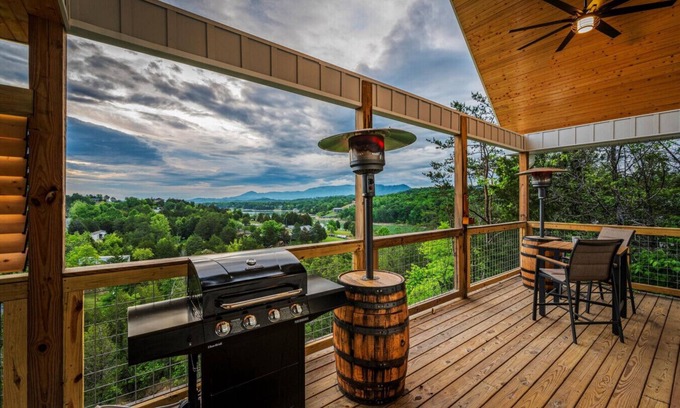 Sevierville Apartamento | Tennessee Whiskey Cabin- Lake and Mtn Views, Covered Deck, Game Room, Pool Table, BBQ, Pets