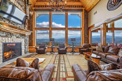 Gatlinburg - Pigeon Forge Casa | Tennessee Whiskey, Indoor Pool, Amazing Views, Theater Room, Hot Tub, 5 Star Luxury!