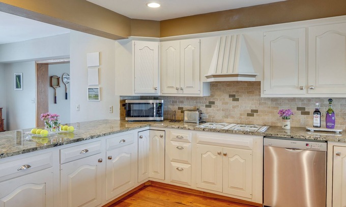 Charles City Cabaña | Tennis Court & Deck: Pet-friendly Charles City Gem