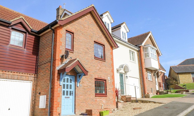 Totland Bay Casa | TENNYSON VIEW, family friendly, with a garden in Totland
