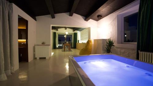 Poggio San Marcello Apartamento | Tenuta Silente Loft con idromassaggio privato