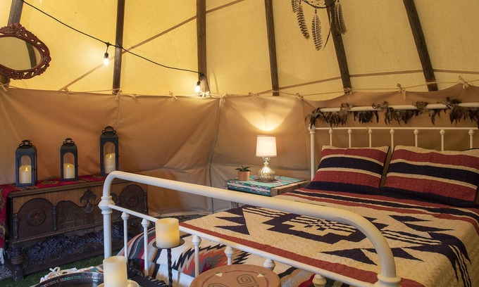 Chromo Alquiler De RV | Tepee-Tradicional-Baño compartido-Vista a la Montana-Peak Tepee