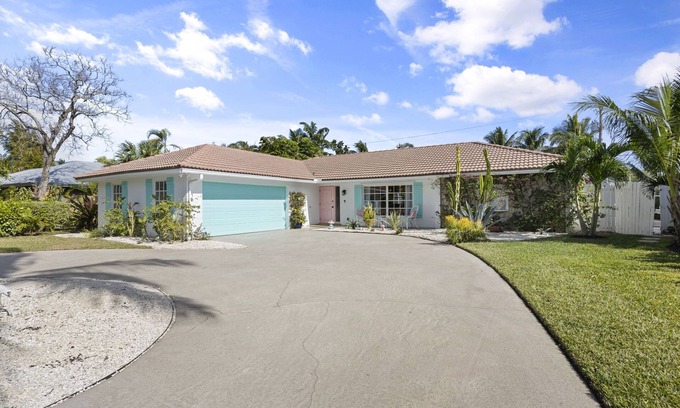 Jupiter Casa | Tequesta/Jupiter Pool Home close to Beaches and Dining. 2 miles to the beach.