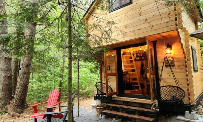 Bracebridge Casa | Teremok Log Cabin & Cedar Hot Tub & Sauna on Wood