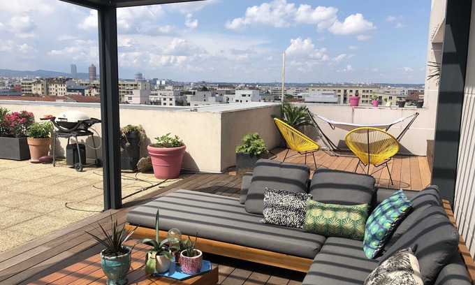 8th Arrondissement Apartamento | Terrace apartment overlooking Lyon, with excellent transport links