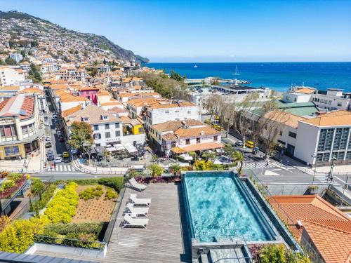Se Apartamento | Terrace, Grill & Infinity Pool at Savoy Insular