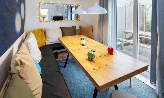 Horfield Casa | Terrace | Parking | Great for Couples | Sleeps 7