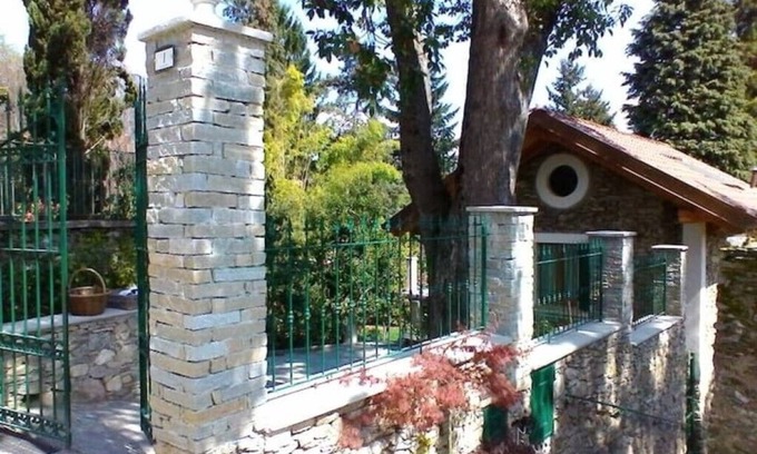 Oggebbio Apartamento | Terraced studio on a botanical garden, facing lake Maggiore