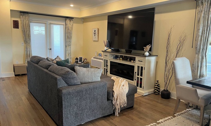 Greenville Casa | Terrific 3-bedroom house 20 mins away from NYC