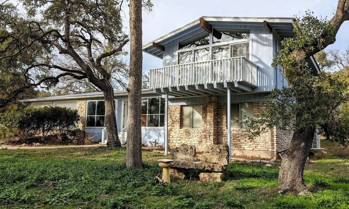 Austin Casa | Terrific 5-bedroom Hill Country Retreat in Austin