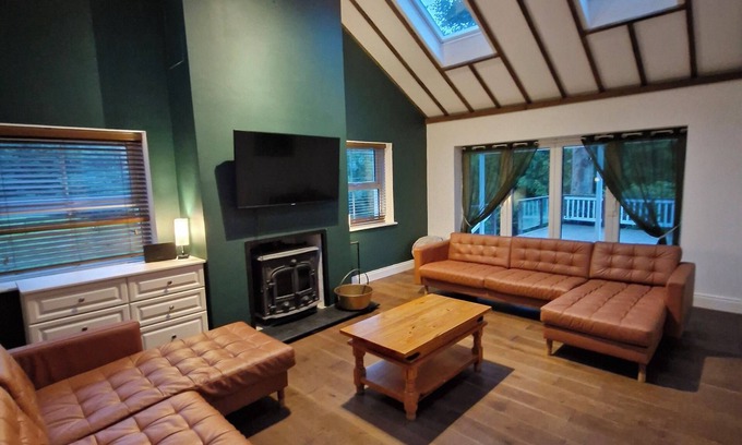 Aughrim Casa | Terrific 5-bedroom pet friendly house with WiFi in Aughrim