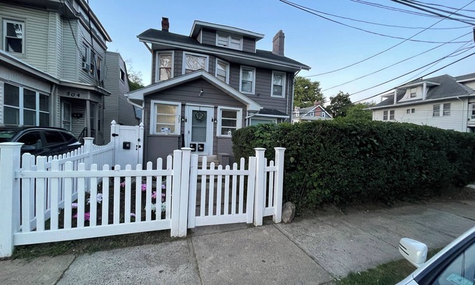 Trenton Casa | Terrific 6-bedroom house with AC in Trenton